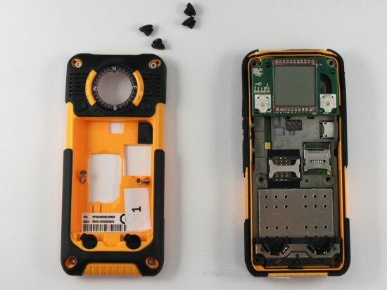 Pic. 9. The I-TRAVEL LM801 with the released battery cover