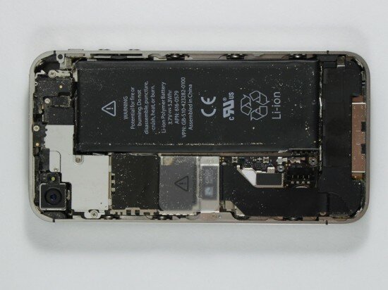 Pic. 32. Dust inside the iPhone 4S